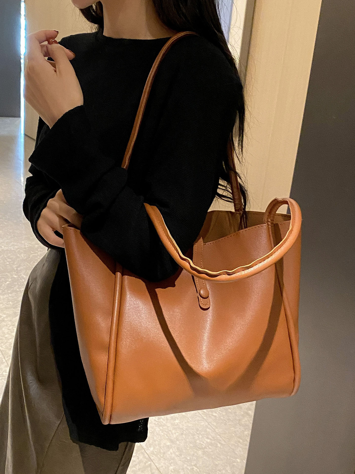 Textura simple de gran capacidad bolsa de hombro para mujeres 2025 nuevo estilo coreano de hombro único brazo de moda para mujeres image 4