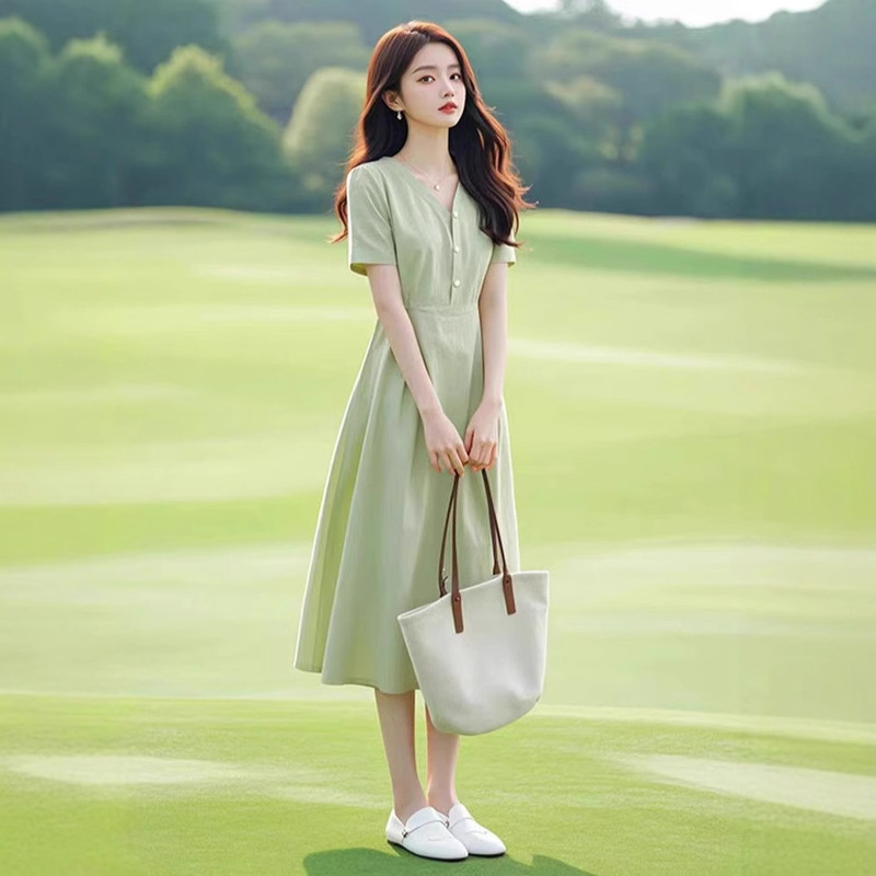 French-Style Elegant and Sophisticated Petite Height-Enhancing Fashionable Beach Vacation Green Dress for Women Summer 2025 New Model