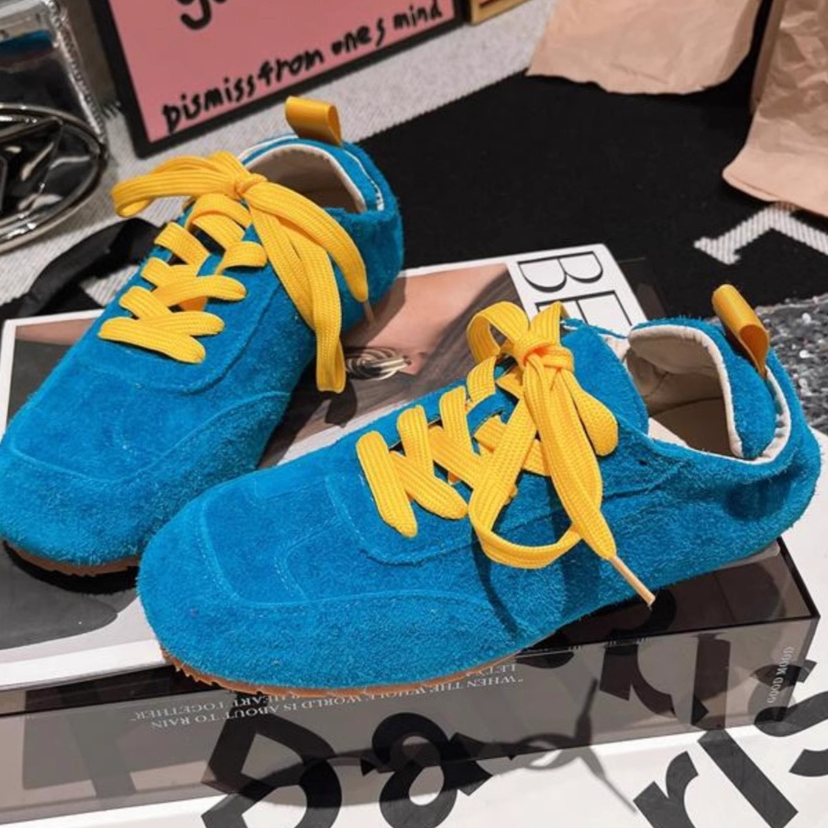 2025 nuevos zapatos casuales con cordones de cuero, zapatos de deporte, zapatos de entrenamiento alemanes, suela suave, cómodos zapatos individuales de todo fósforo, zapatos de galleta, zapatos de mujer