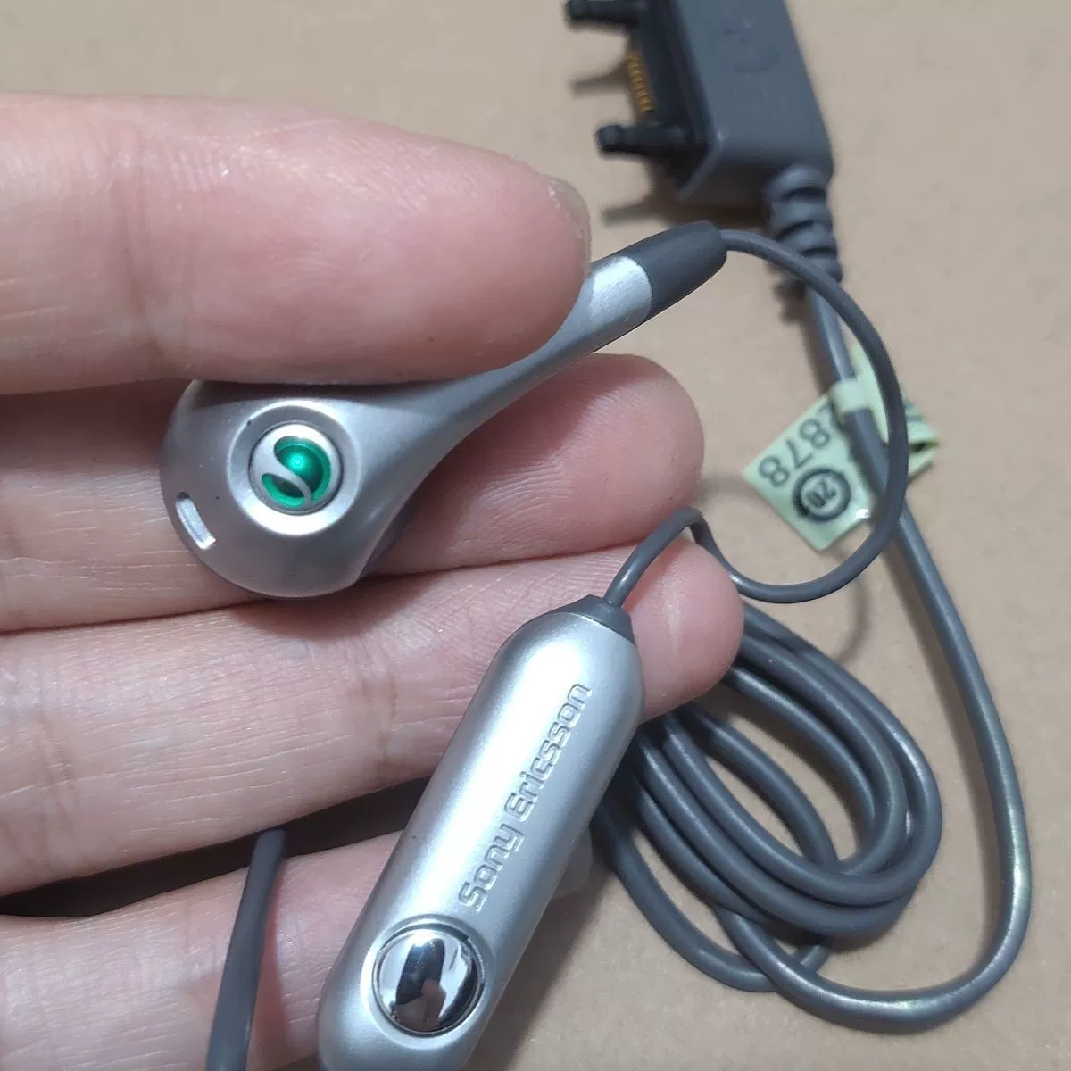 Оригинальная односторонняя линейная гарнитура Sony Ericsson используется для прослушивания радио и музыки с дополнительными аксессуарами