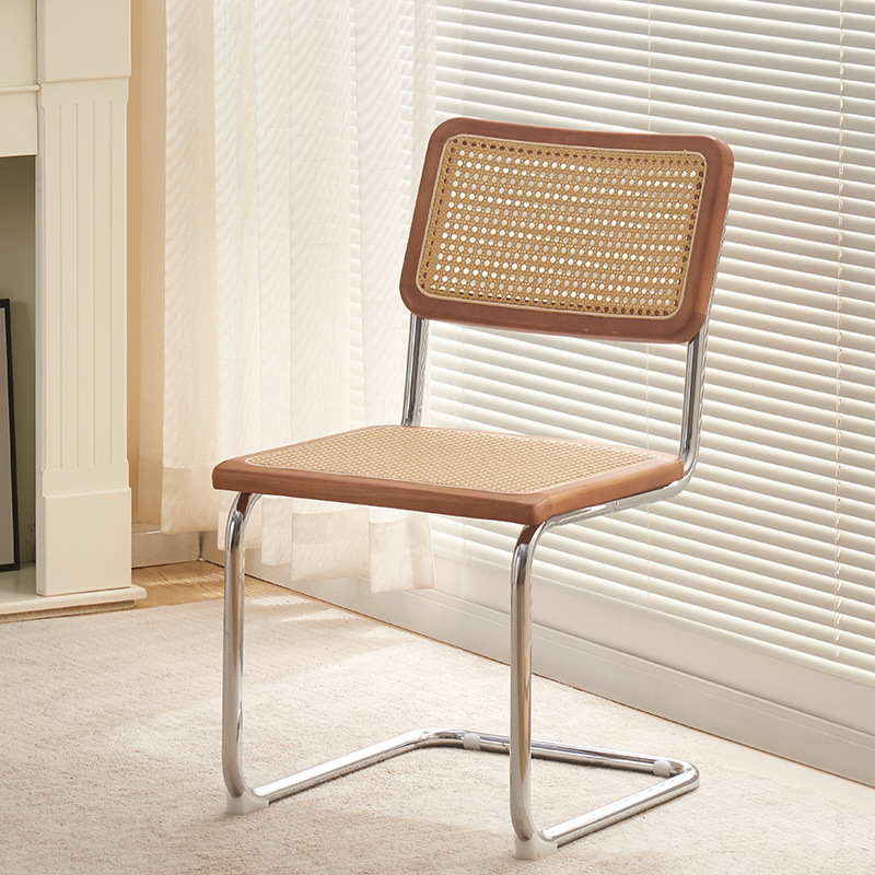 호두색 등나무 의자