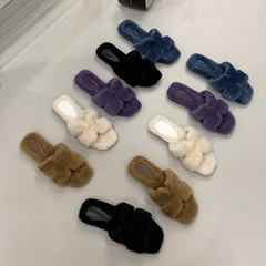 紫の高級感のウールの靴の女性の秋の外は2023冬の新型のベルベットの毛のふわふわした足で綿のスリッパを踏んでいます。