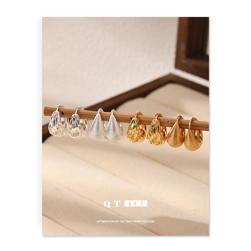 Moda europea y americana retro textura alta oro y plata botones de auriculares de doble color otoño y invierno sofisticados simplicidad versátil nuevos adornos de auriculares para mujeres