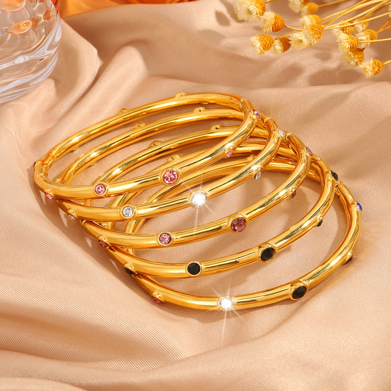 Mujeres de acero inoxidable diez pulseras de perforación galvanizadas de alta calidad 18k oro de moda pulseras de lujo ligeras joyas personales versátiles