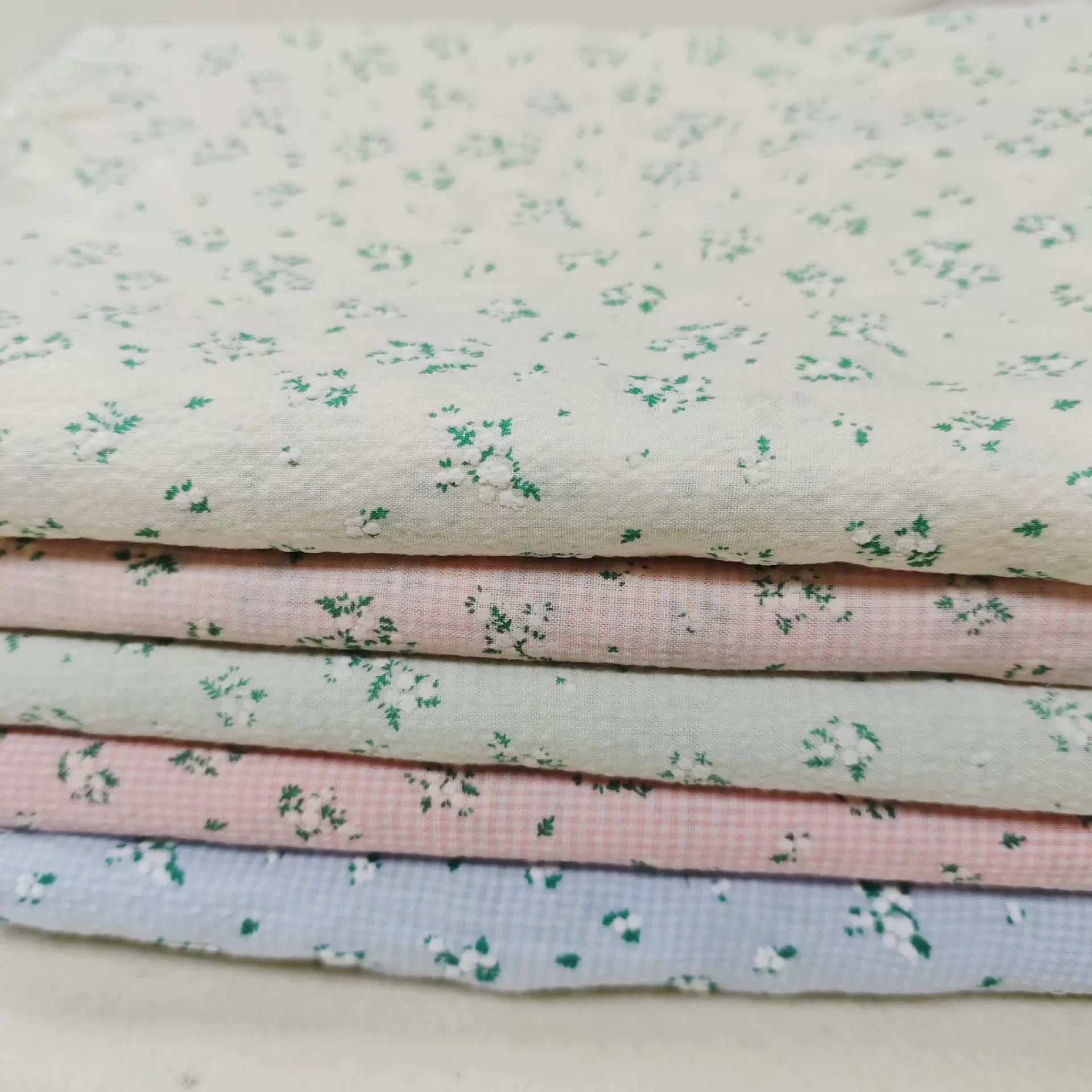 发泡印花棉布涤棉色织小碎花布料女装衬衫连衣裙印花面料现货