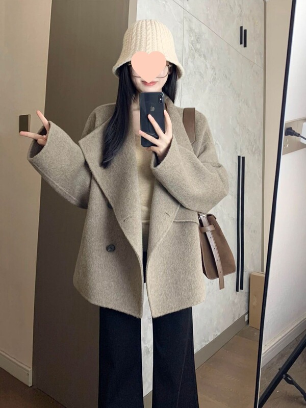 Korean-Style Woolen Coat for Women, New Style for Petite Figures, Loose Woolen Jacket with a Stylish and Relaxed Autumn-Winter Vibe Korean-Style Woolen Coat for Women, New Style for Petite Figures, Loose Woolen Jacket with a Stylish and Relaxed Autumn-Winter Vibe