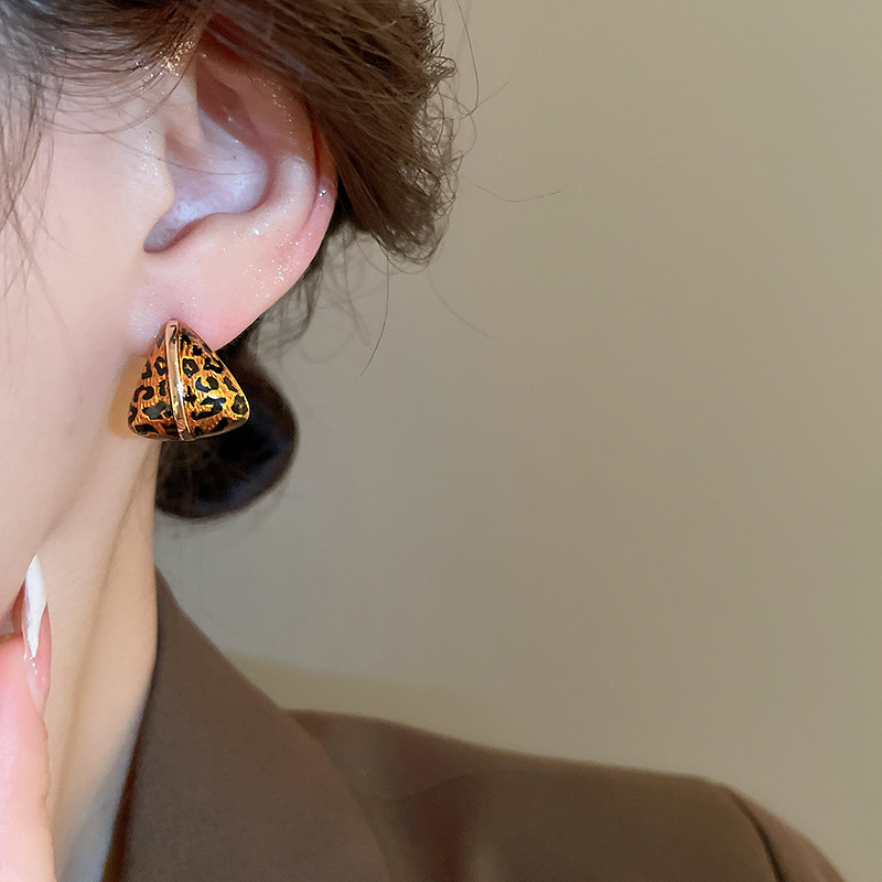 Boucles d'oreilles à clous géométriques à imprimé léopard en or véritable plaqué or haut de gamme, boucles d'oreilles rétro, boucles d'oreilles à la mode et au tempérament_voghion.com