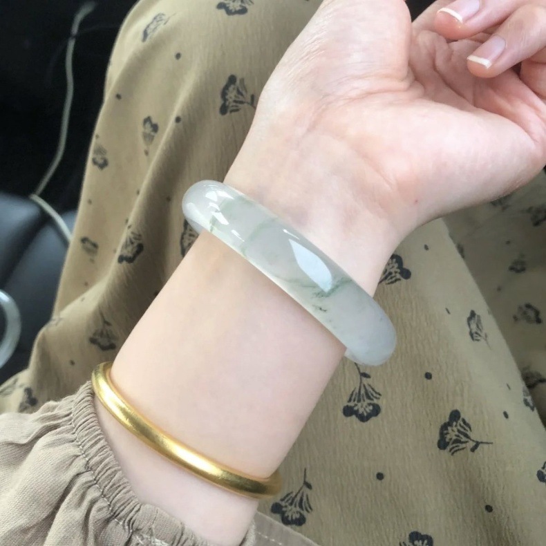 Vòng tay ngọc bích tự nhiên Miến Điện cao cấp, màu xanh nhạt băng cao, đường kính trong 52–64 mm chi tiết 2
