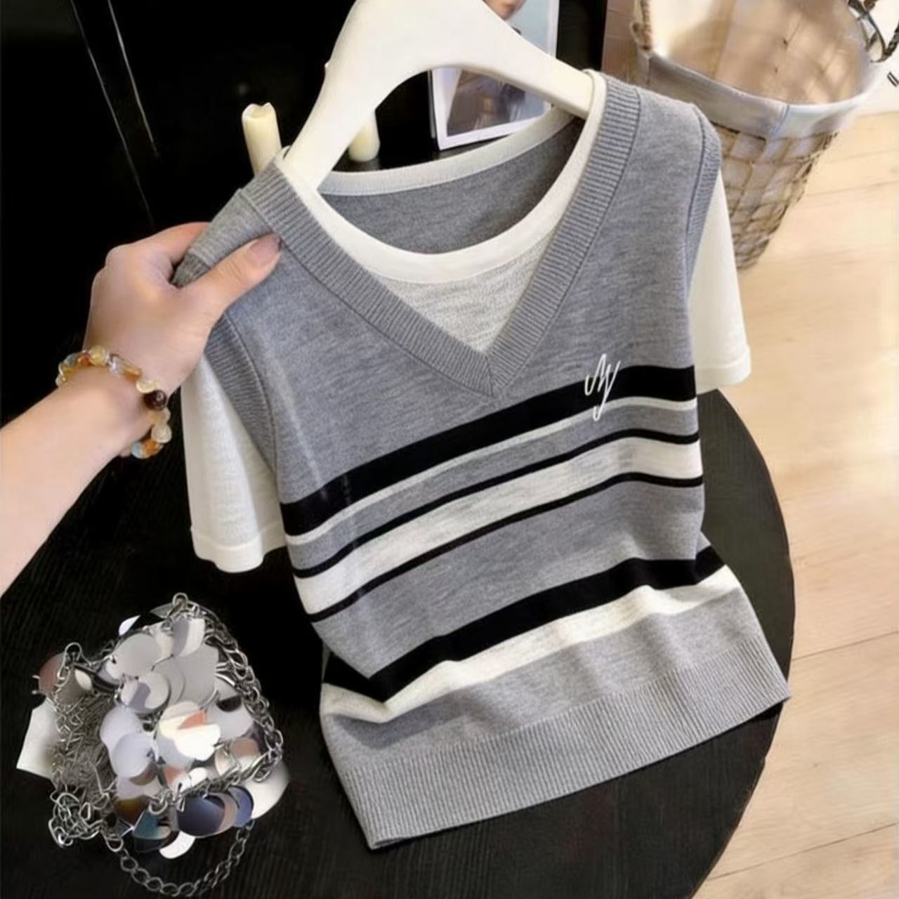 Áo thun nữ cổ tròn phối hai lớp sọc kẻ tay ngắn chất liệu cotton mát — màu xám chi tiết 4