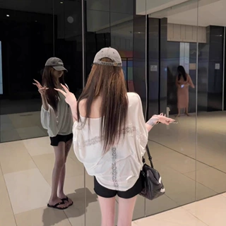 白色斜肩上衣女薄款2025夏宽松设计感镂空防晒罩衫蝙蝠袖蕾丝t恤
