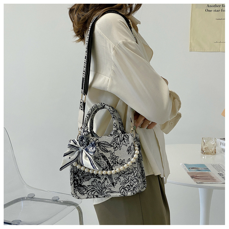 Bolso de mujer 2025, nuevo estilo transfronterizo, bolso tote con estampado de letras, con un toque de alta gama, diseño exclusivo, práctico para salidas y viajes diarios.