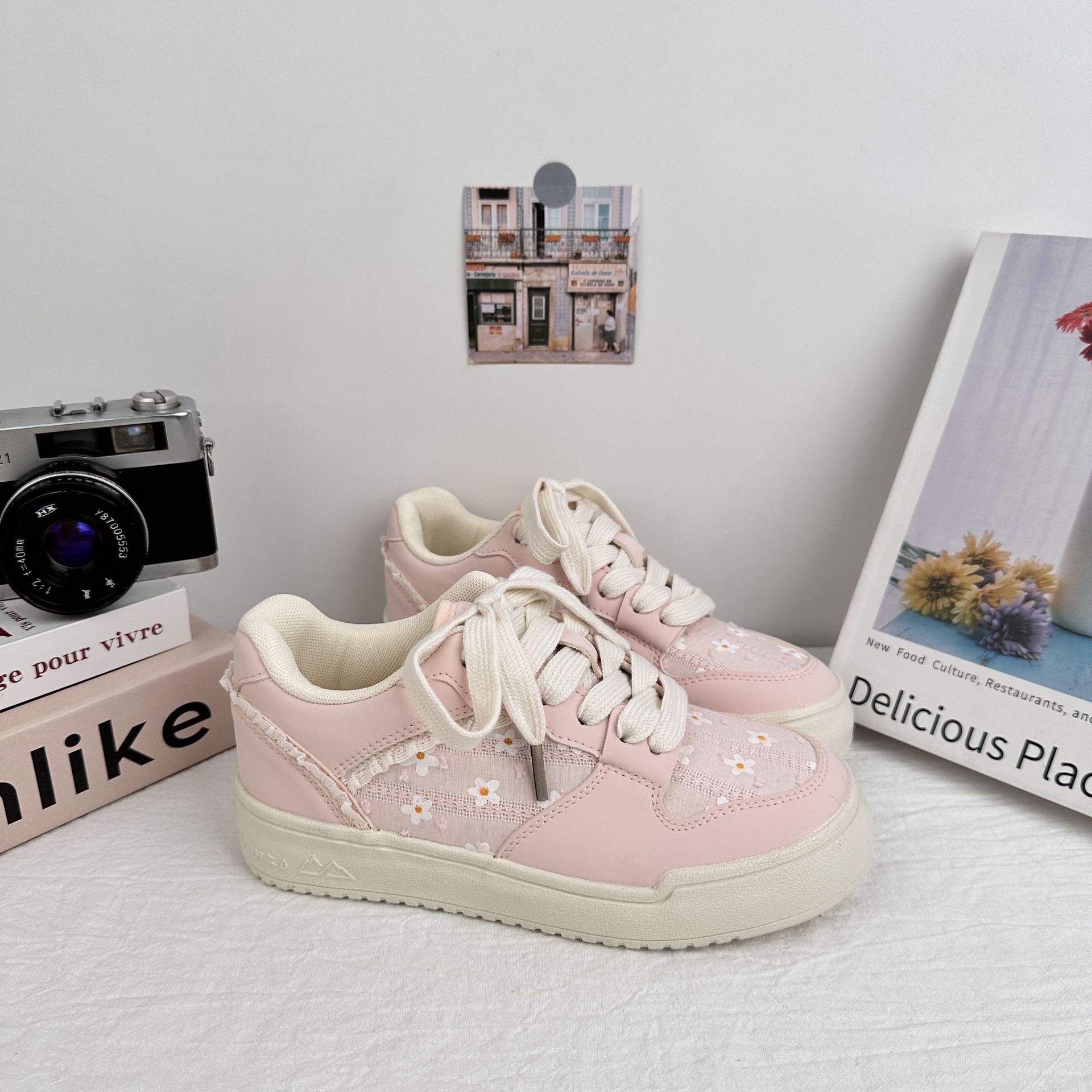 Yuanbo ins viento zapatos de madera de mujer 2025 verano nuevo borde de encaje pequeño fresco y transpirable zapatos blancos