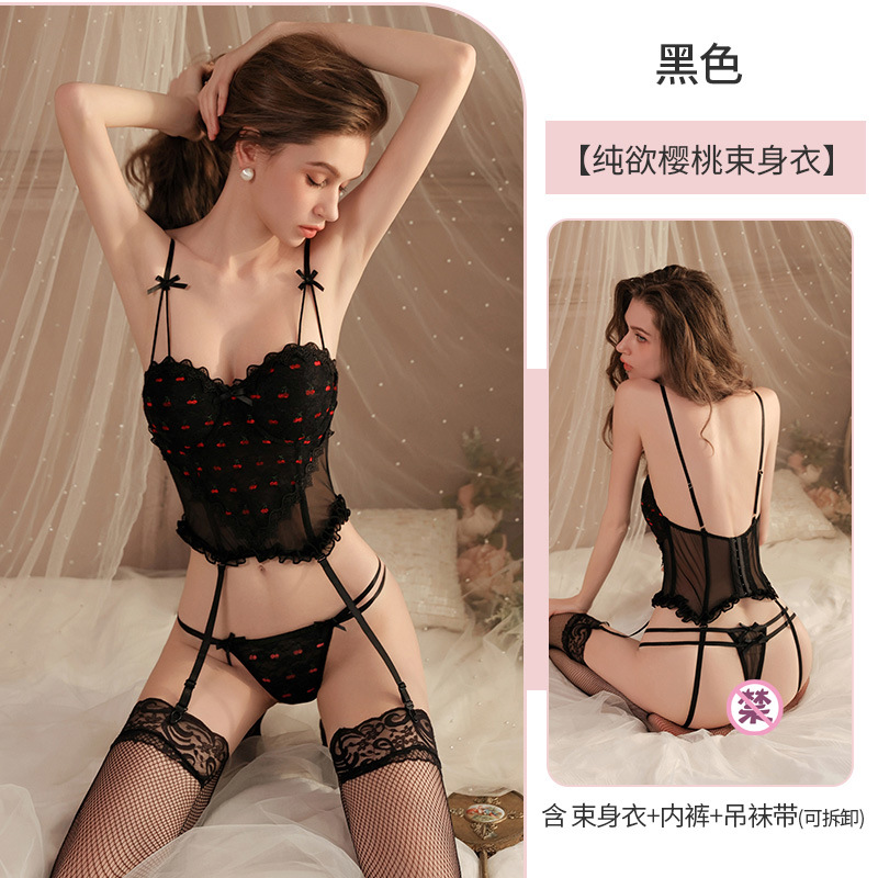 검은색 상의 + 속옷 + 가터벨트