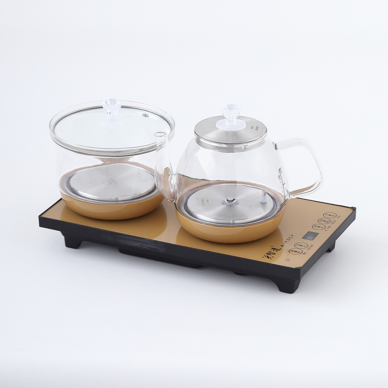 全自動底部の水筒の電気湯沸かし器でお茶を入れます。|undefined