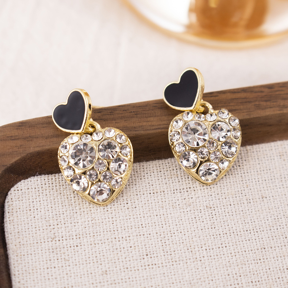 33#White enamel heart stud earrings