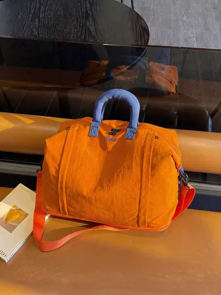 Two-tone nylon travel bag with large capacity, separate compartments for wet and dry items, independent shoe compartment, and suitable for swimming