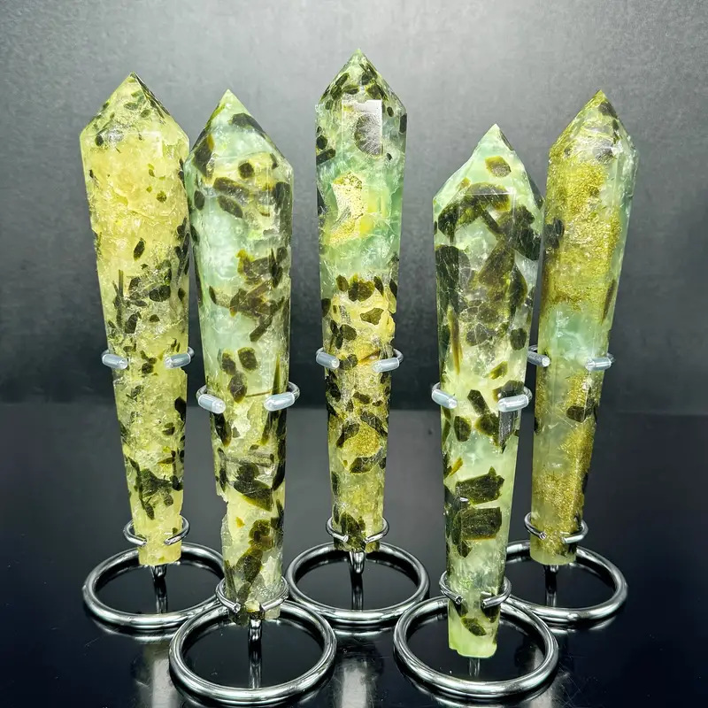 sceptre de préhnite avec plus de tourmaline noire à l'intérieur