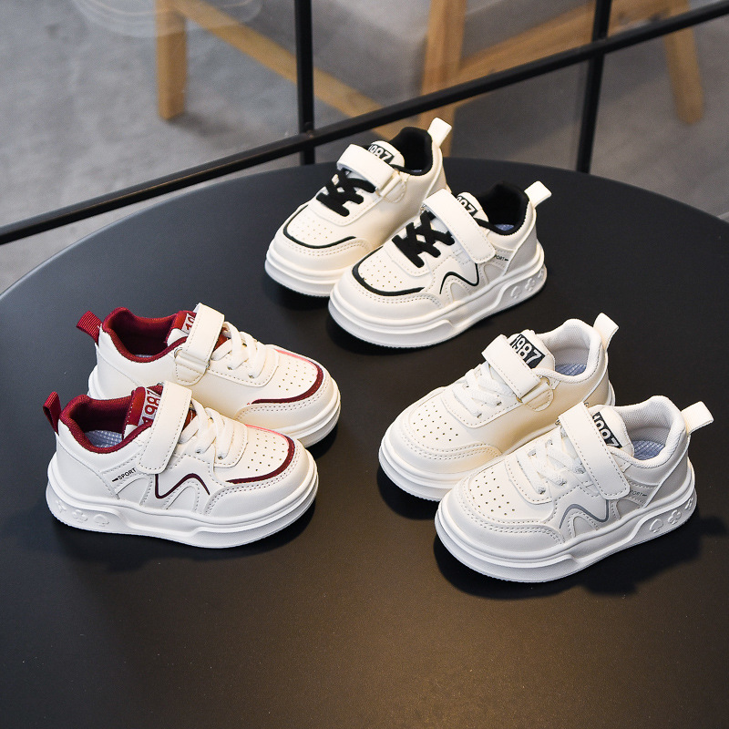 Una pieza de otoño de 2026 nuevos zapatos de cuero para niños zapatos deportivos de niños coreanos zapatos blancos de niña
