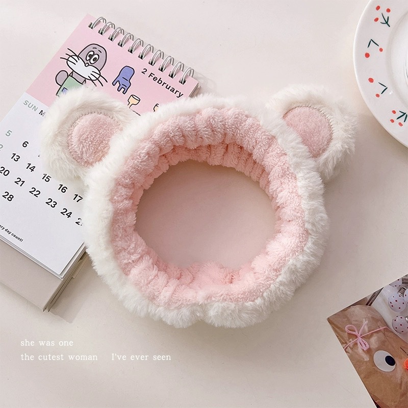 顔を洗って髪を洗って新型の少女の韓国の化粧をつけてマスクの専用のカチューシャをつけます。