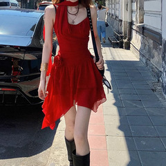 浅春系はデザイン感の赤い不規則なウエストワンピースを着ています。女性2025年春夏新作スカートリボン