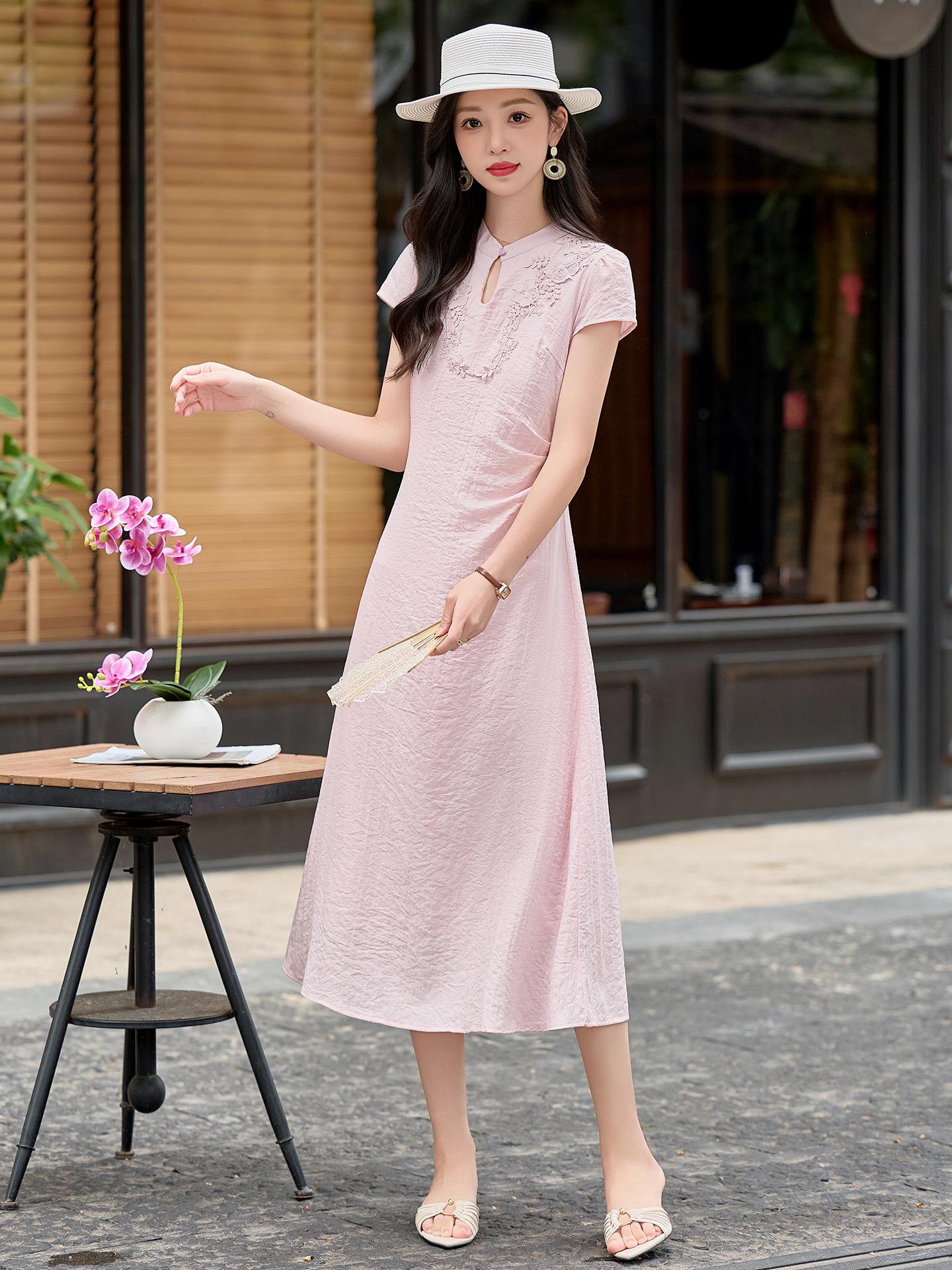 Đầm maxi nữ thắt eo phong cách tân cổ điển họa tiết quốc phong — Màu hồng, màu trắng ngà