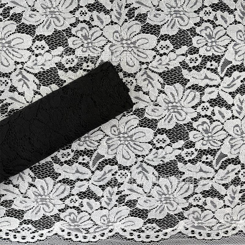 Tejido de encaje de primavera y verano, encaje de hebra, tejido de encaje de poliéster ligero y delgado, se puede procesar para hacer un vestido de acolchado.
