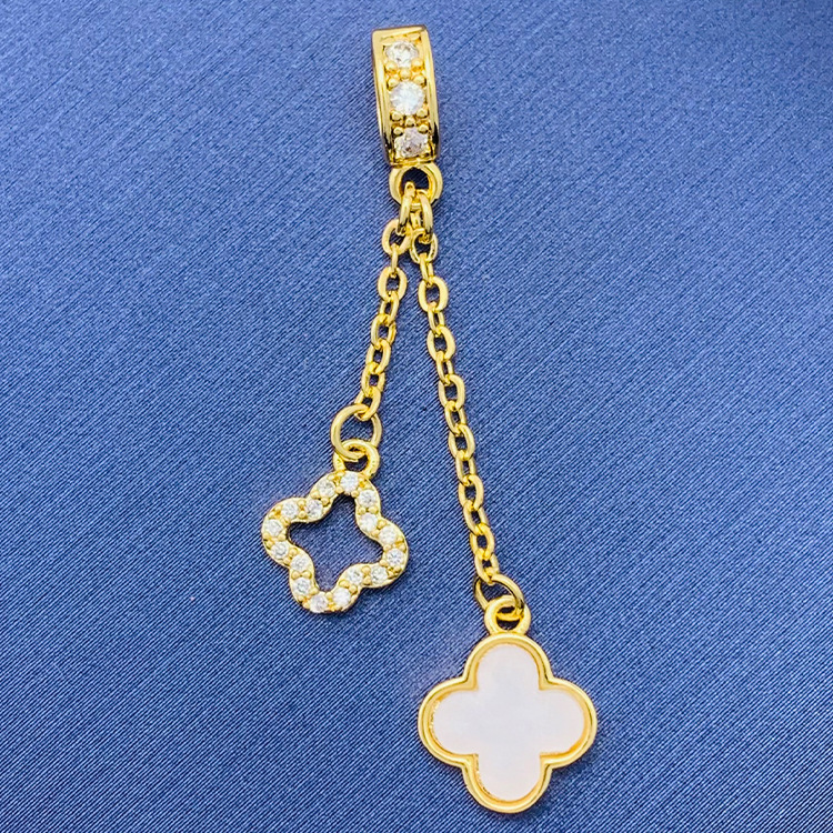 百種類のペンダントは心のままにファッションの経典を配合します。カップルの美しいペンダントは親友のアクセサリーを送ります。