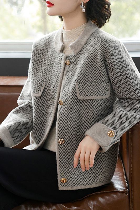 2025新款妈妈秋装短款外套中老年女洋气呢子开衫春秋冬季毛衣套装