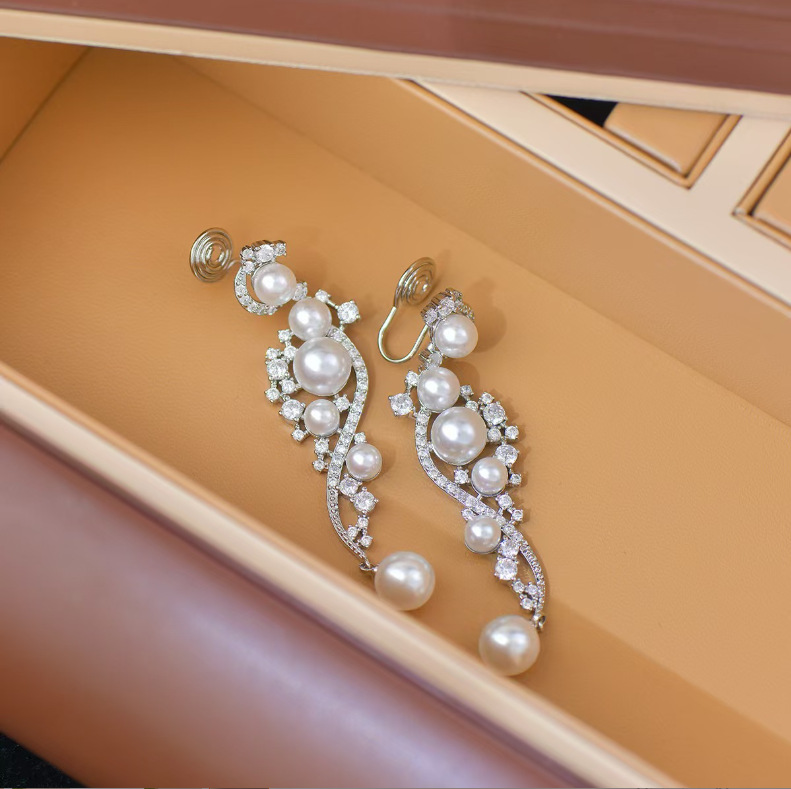 Aguja de plata, circón, letra de flor, pendientes de perlas artificiales, pendientes de temperamento de alta gama de moda, joyería única de lujo ligero femenino