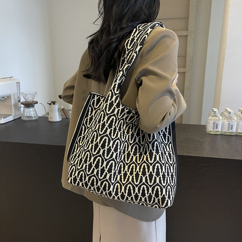Knitted bags are fashionable and versatile. Knitted tote handbags are new large-capacity shopping bags for women. Single-shoulder bags are new for office workers undefined