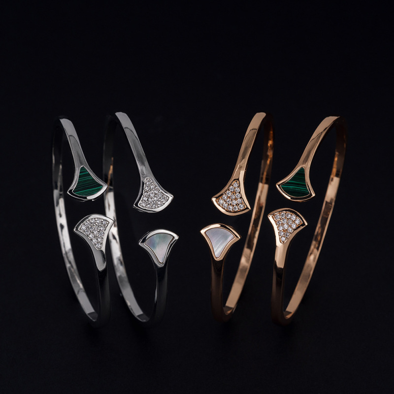 High-End Aesthetic White Shell Fan-Shaped Bracelet, Open Design, Light Luxury Style, Niche Fashion