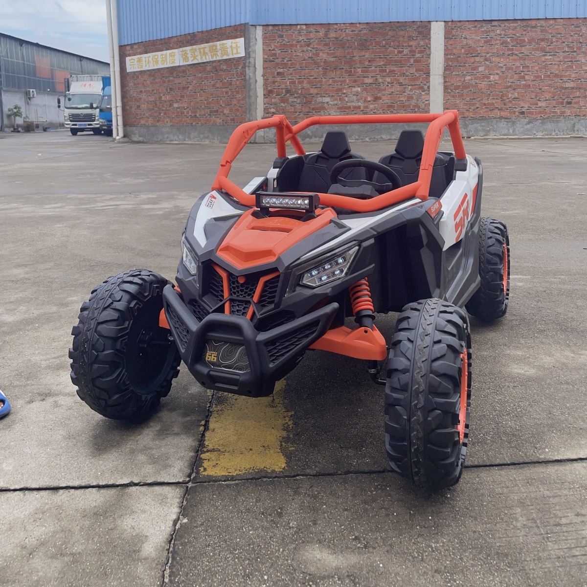 Un niño de 13 años, un gran vehículo todoterreno eléctrico de cuatro ruedas, un control remoto de dos plazas, puede sentarse en un automóvil para padres e hijos para adultos, un diseño de dos plazas