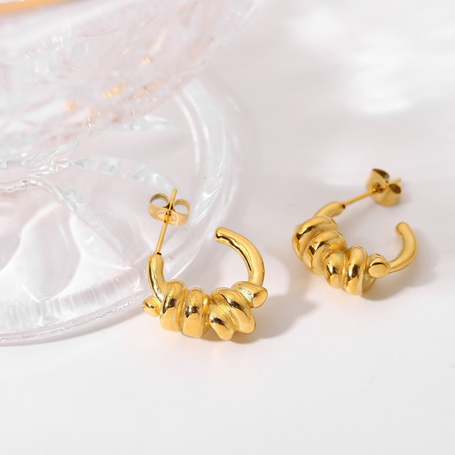 Fashion Style 18k Gold Stainless Steel Retro Winding C-shaped Earrings Geometric Earrings display picture 3
