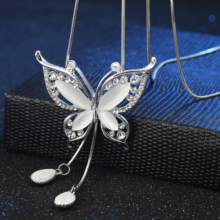 Nuevo Estilo Coreano De Gama Alta Opal Mariposa Diamante Suéter Cadena Moda Larga Ropa Salvaje Collar Colgante Al Por Mayor display picture 2