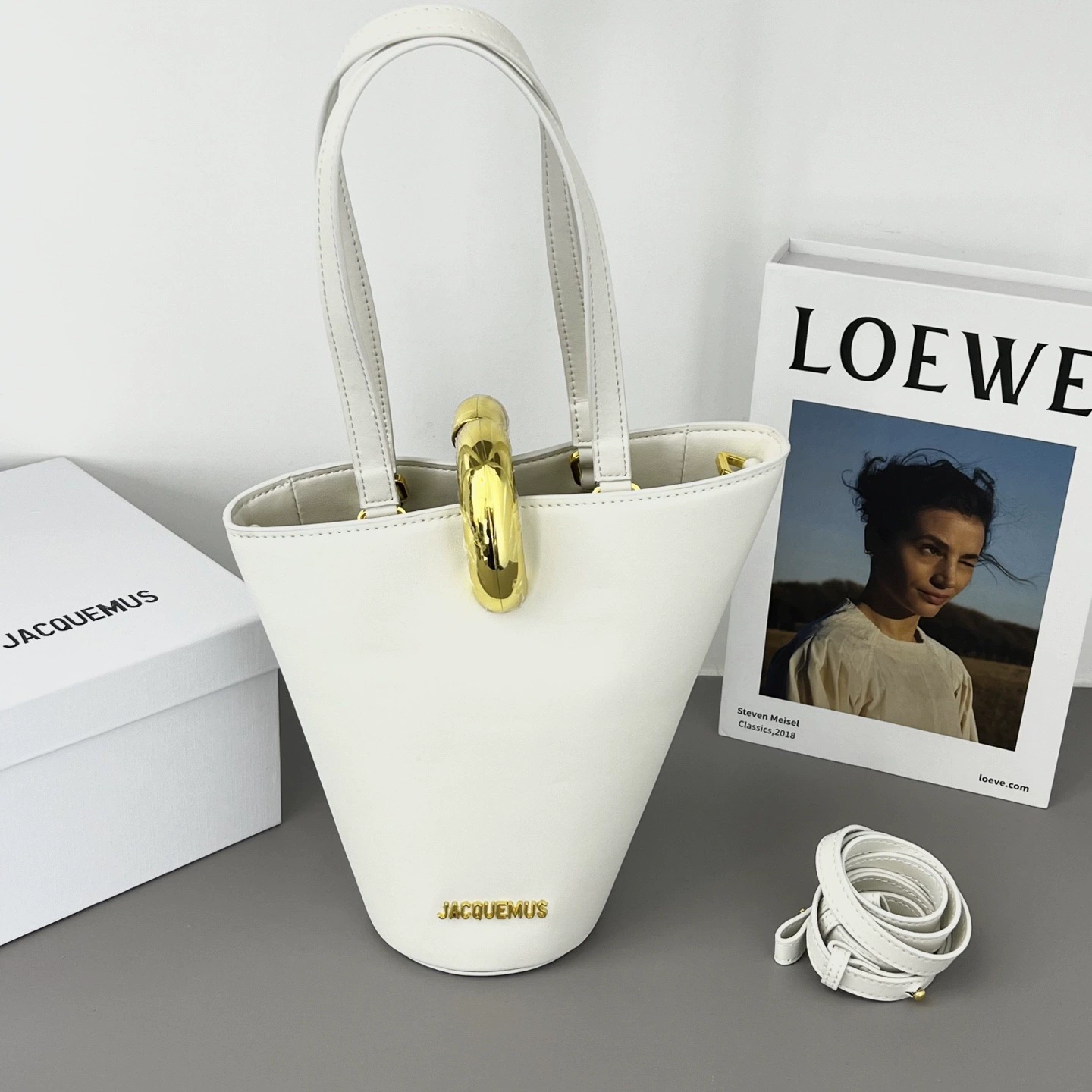 Французская нише Jacquemus персонализированная асимметричная сумка из натуральной кожи для повседневного использования простая и модная с золотой пряжкой
