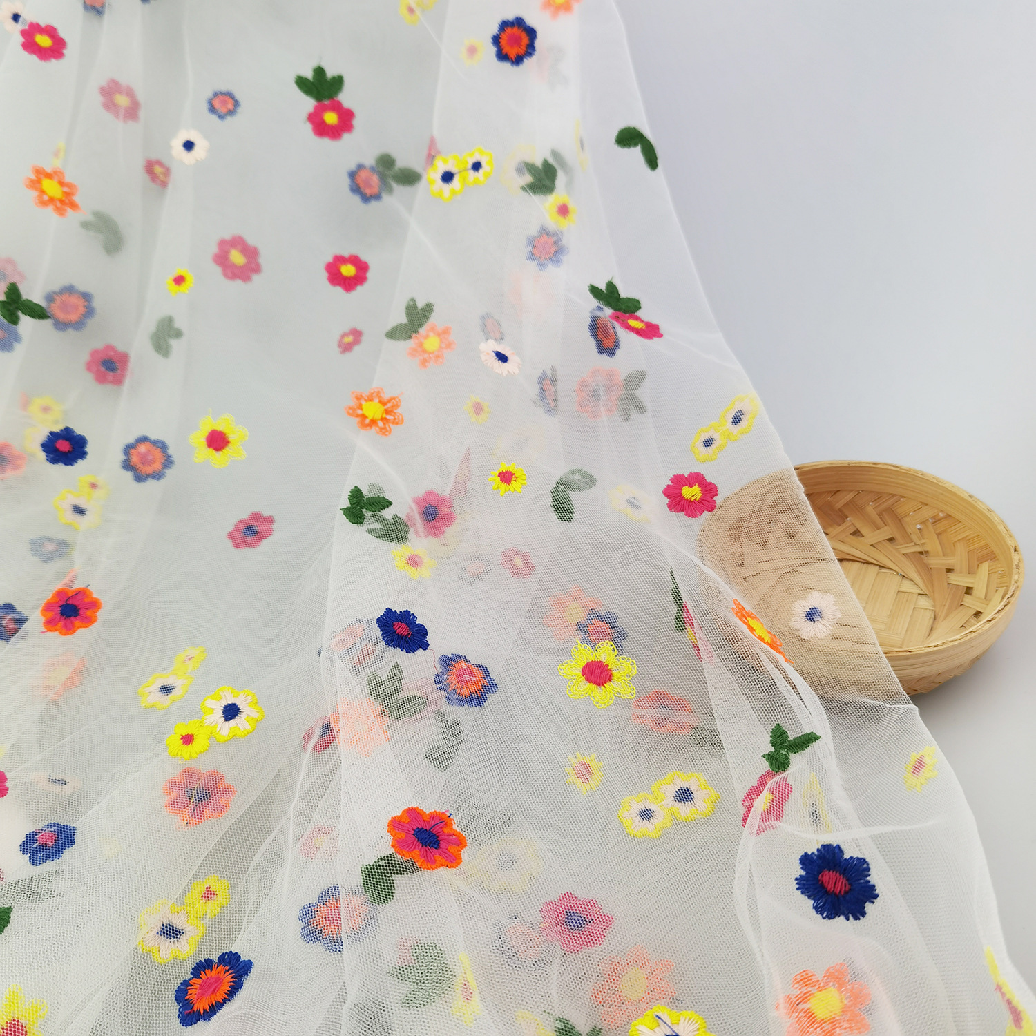 白色彩色童装小花绣花网纱面料 春夏舞蹈服网新款小清新布