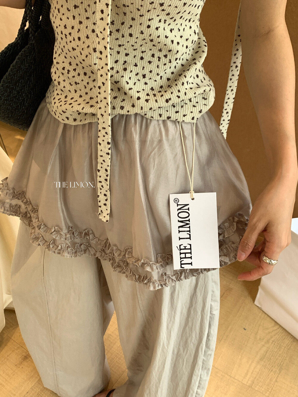 Quần culottes nữ ống rộng cạp cao phong cách Hàn Quốc, thiết kế giả hai lớp viền bèo nhún — màu trắng, màu xám, màu kaki chi tiết 17