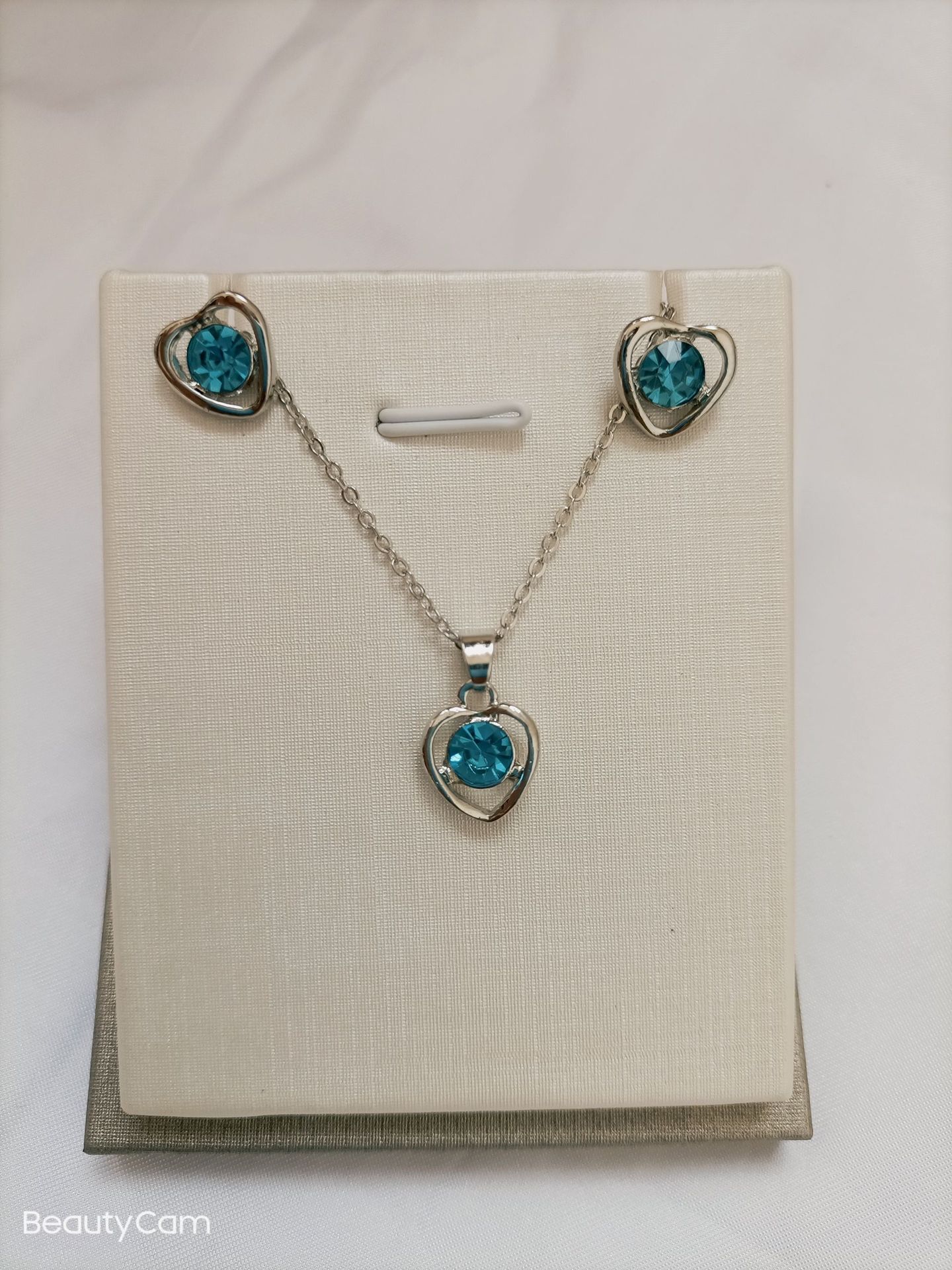 Directo de fábrica al por mayor en stock moda cristal Corazón en forma de corazón collar pendientes anillo pulsera conjunto de cuatro piezas