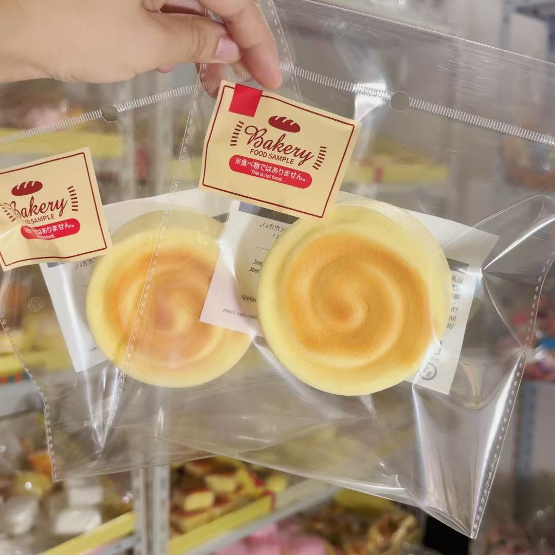 천천히 반동하는 촉촉하고 부드러운 둥근 케이크 1개