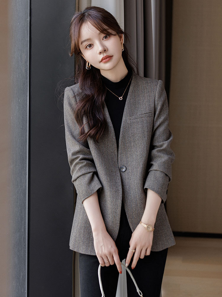 高級感のある灰色のスーツのコートの女性春秋2024の新型の気質は街の小さい子供を揚げて小さいスーツの上着を修理します。