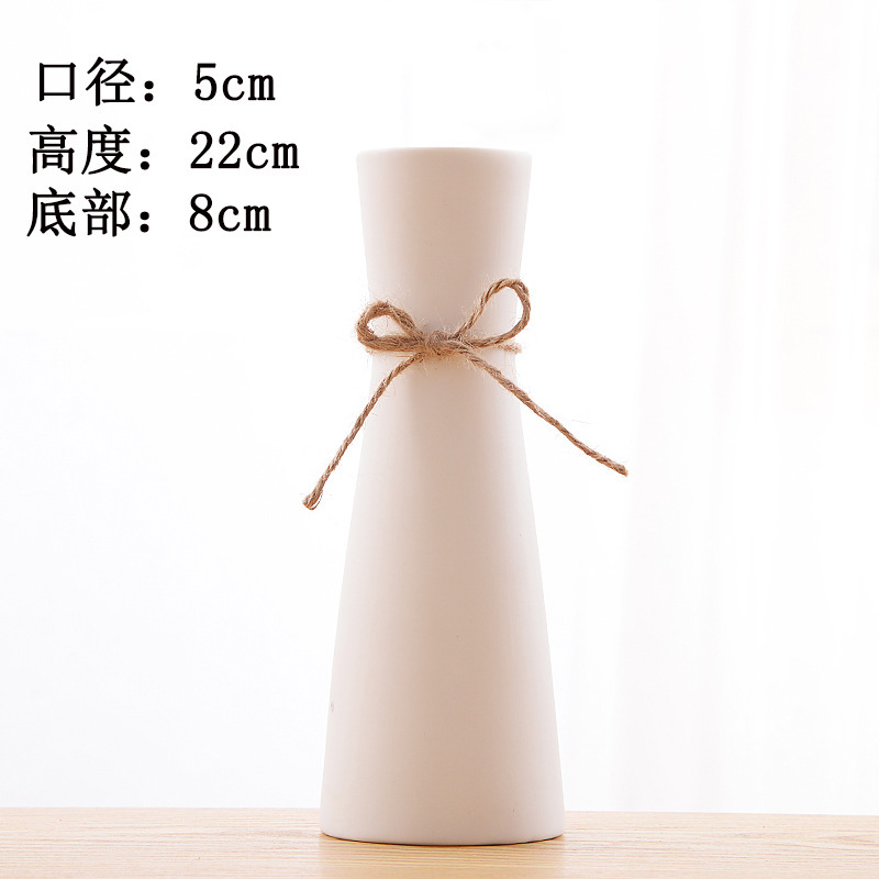陶磁器の白い色は小さい花瓶を焼きます。|undefined