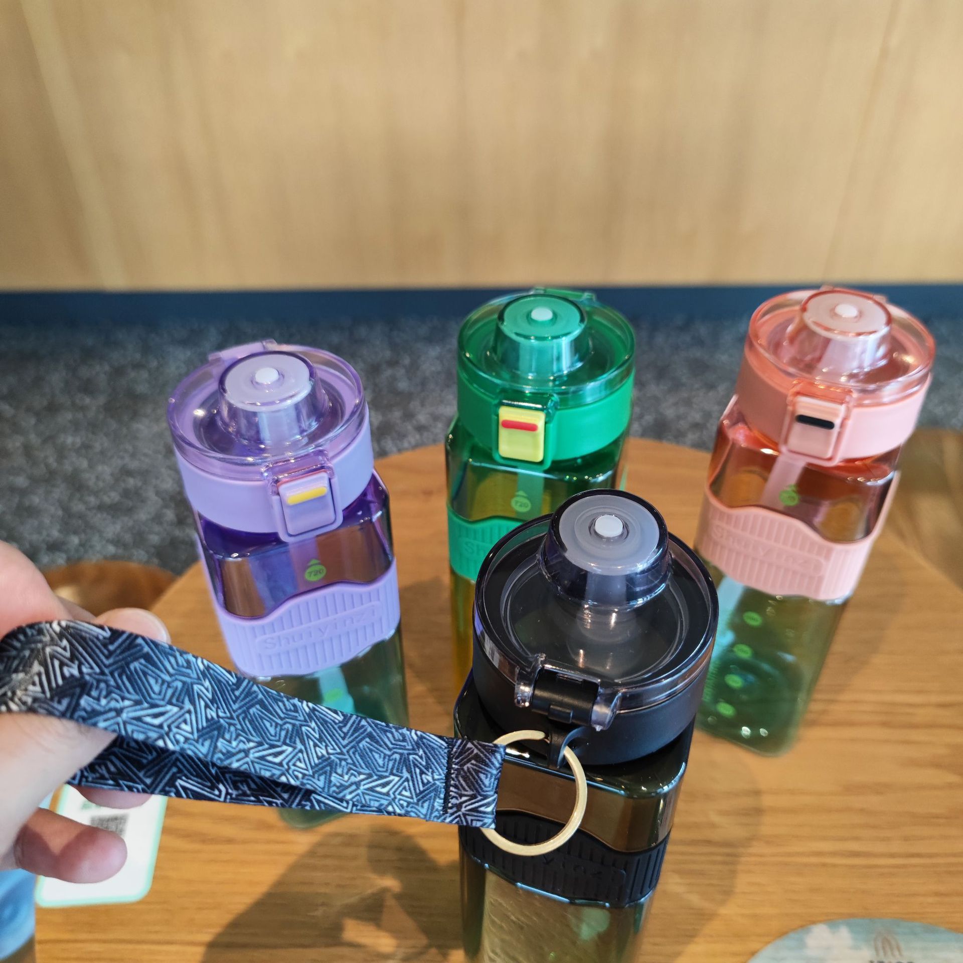 Verano nuevo colorido cuadrado de paja taza de agua de plástico portátil cuerdas rebote cubierta botella de agua deportiva al aire libre