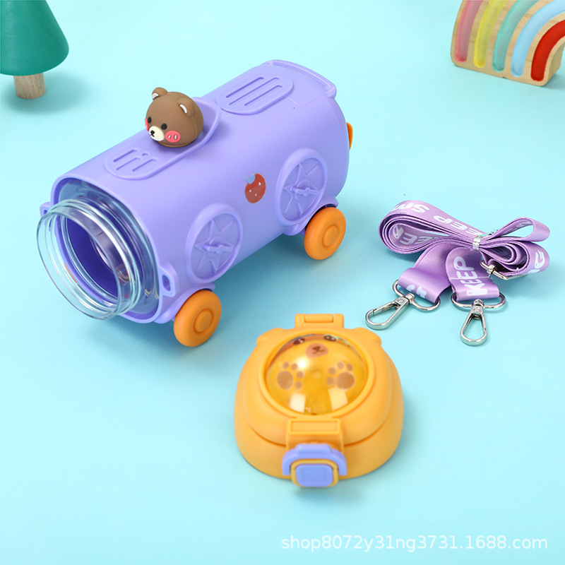 Botellas de agua de plástico para niños con diseño de pequeños trenes y automóviles, estilo Kawai, para estudiantes y deportes, incluye correa, venta al por mayor de fábrica.