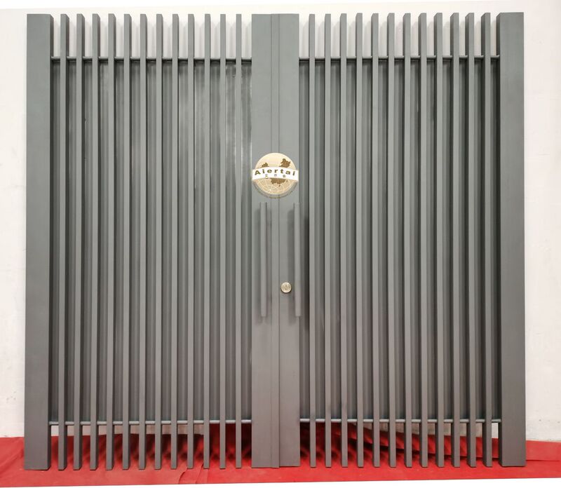 Iron Door Chinese iron door courtyard door entrance door fire door hot dip galvanized paint anti-rust treatment