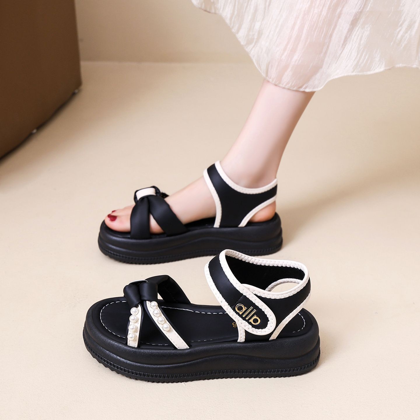 Sandalias de velcro gruesas para usar 2026 verano nueva moda versátil de hadas estilo romano zapatos de playa casuales para mujeres