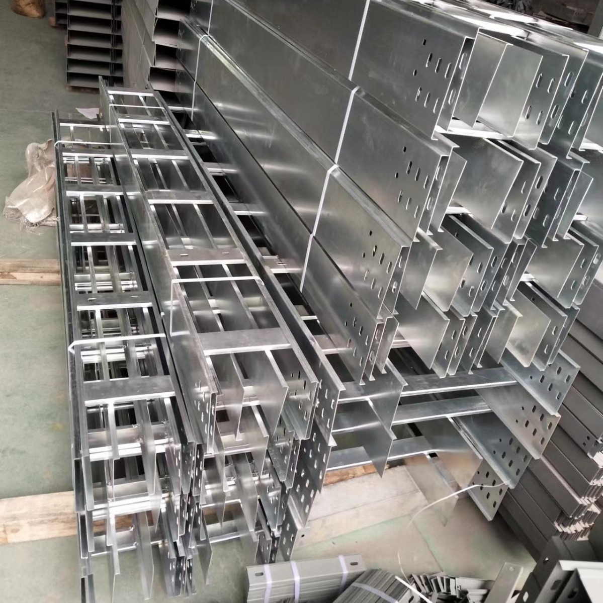 现货供应桥架电缆桥架喷塑防火桥架热镀锌桥架