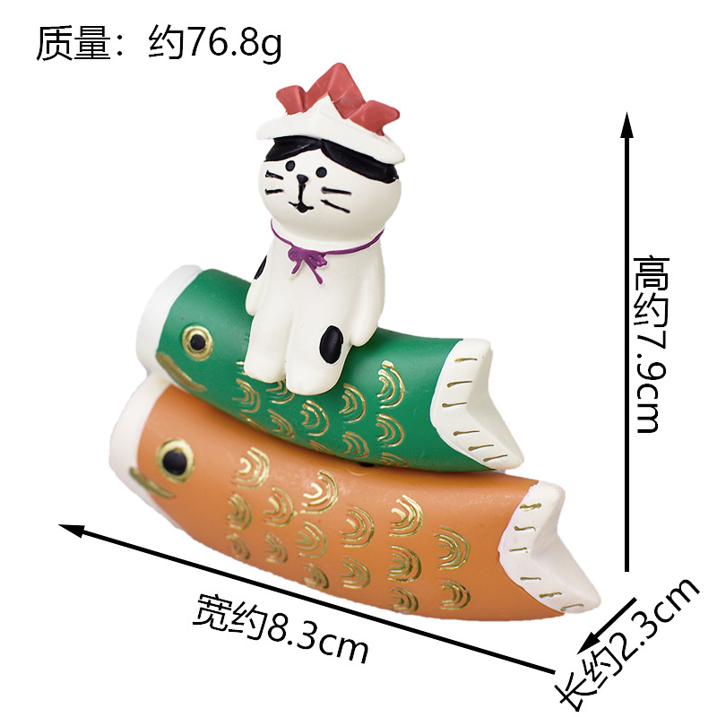 고양이가 잉어 위에 앉아 있다