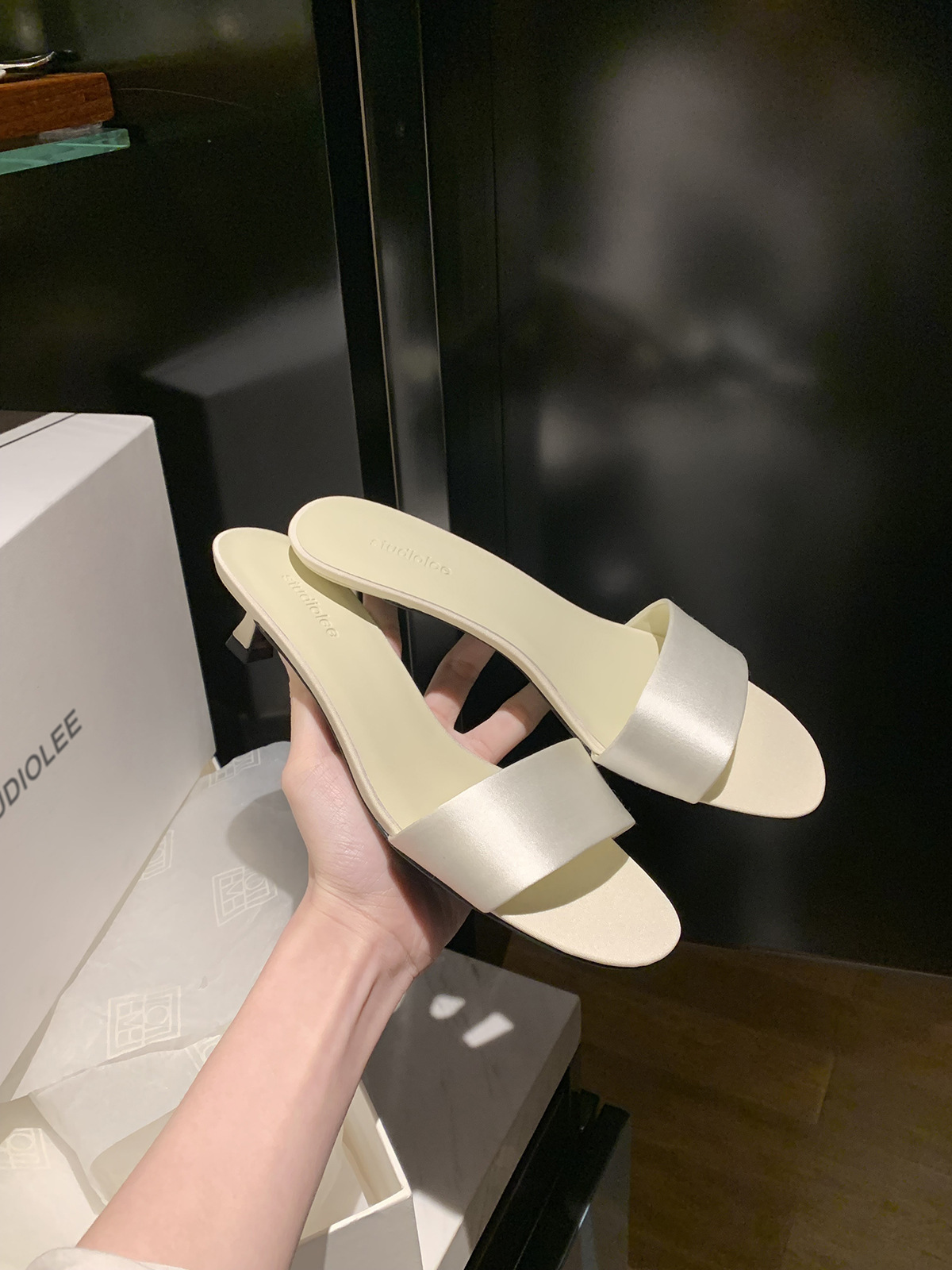 크리미한 화이트 새틴 스팟