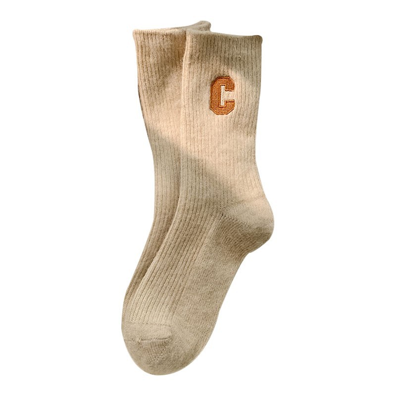 Calcetines de otoño e invierno calcetines de Cachemira de media pantorrilla de mujer letras bordadas C calcetines de pila japoneses ins calcetines de lana gruesa de moda