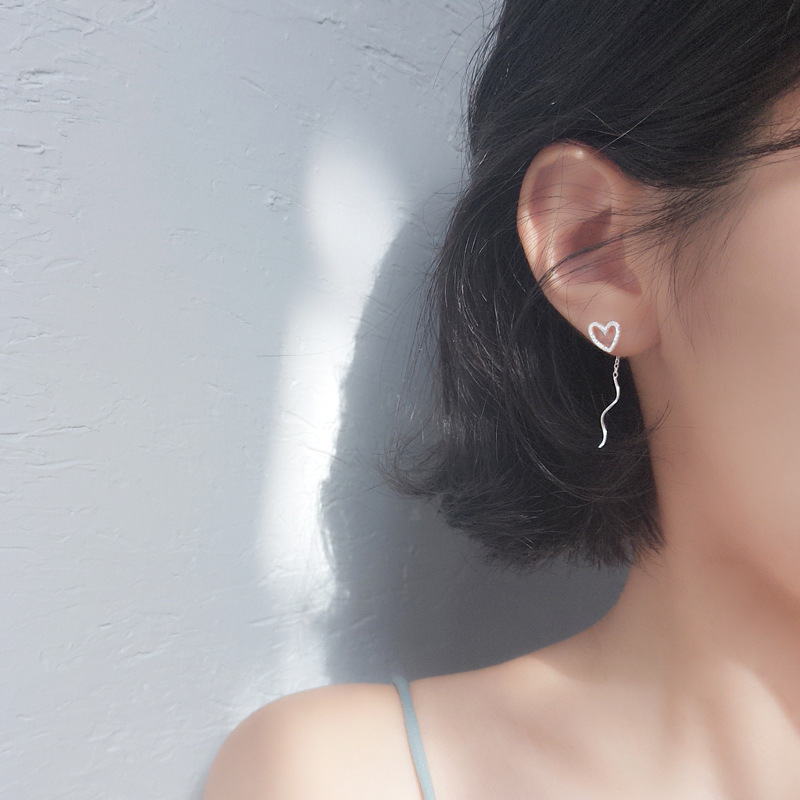 Pendientes de oreja de borla en forma de corazón simples y pequeños para mujer elegantes pendientes de onda en forma de corazón huecos dulces de moda